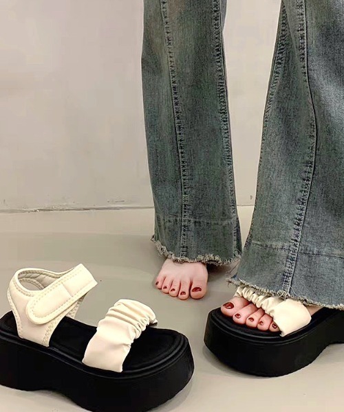 【厚底が可愛い♪】dior   サンダル ディオールの厚底サンダル「アティチュード ディオール