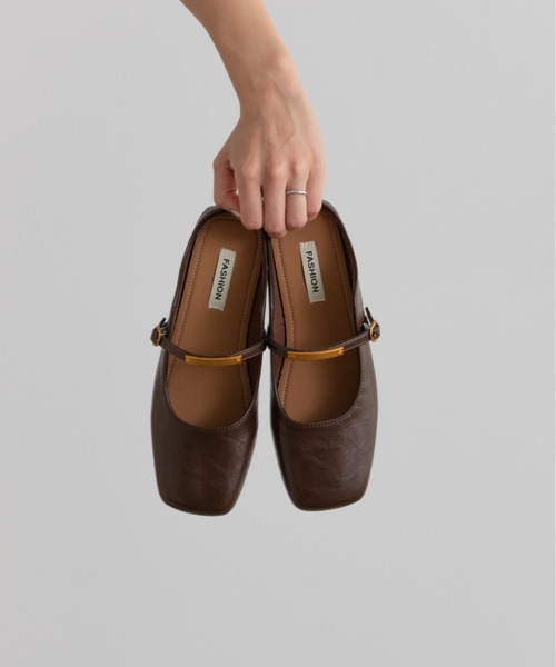 Lunea（ルネア）の「スクエアストラップフラットミュール（パンプス・レディース・ホワイト/ブラウン・24.5/24/23.5/23/22.5/25）」の4枚目の写真