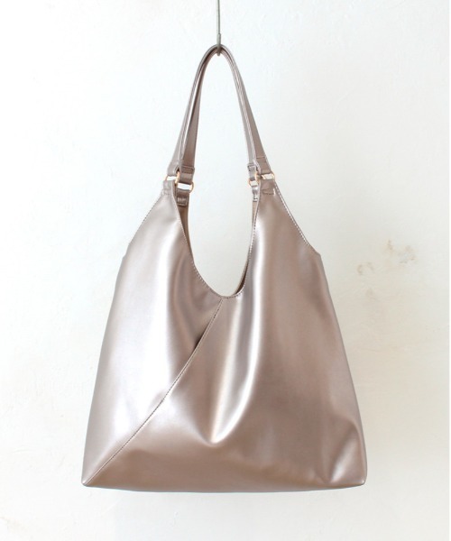 and it_（アンドイット）の「合皮VカットA4トート（トートバッグ・レディース・アイボリー/ブラック/グレイッシュベージュ/シルバー/ブロンズ/ボルドー/ブラウン・FREE）」の7枚目の写真