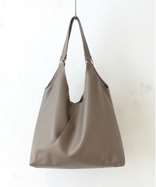 and it_（アンドイット）の「合皮VカットA4トート（トートバッグ・レディース・アイボリー/ブラック/グレイッシュベージュ/シルバー/ブロンズ/ボルドー/ブラウン・FREE）」の4枚目の写真