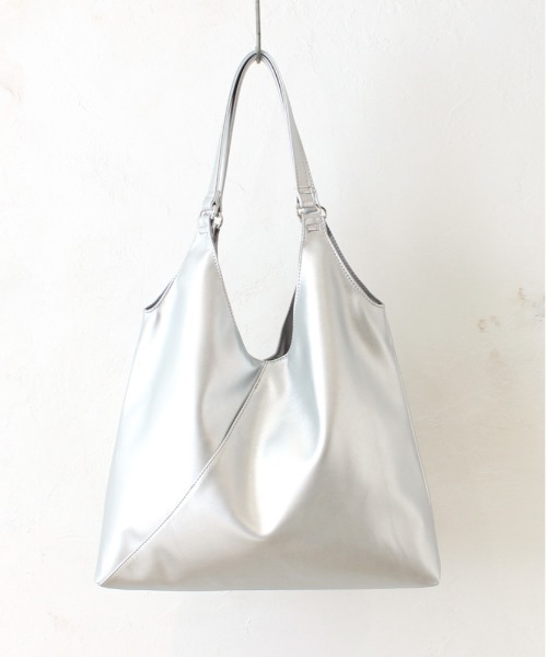 and it_（アンドイット）の「合皮VカットA4トート（トートバッグ・レディース・アイボリー/ブラック/グレイッシュベージュ/シルバー/ブロンズ/ボルドー/ブラウン・FREE）」の6枚目の写真