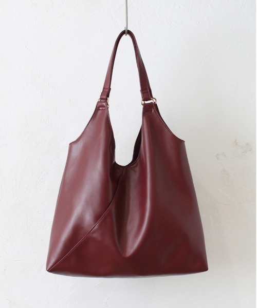 and it_（アンドイット）の「合皮VカットA4トート（トートバッグ・レディース・アイボリー/ブラック/グレイッシュベージュ/シルバー/ブロンズ/ボルドー/ブラウン・FREE）」の5枚目の写真