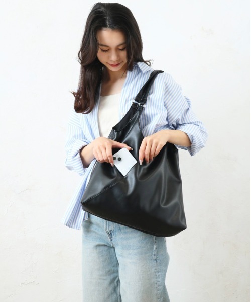 and it_（アンドイット）の「合皮VカットA4トート（トートバッグ・レディース・アイボリー/ブラック/グレイッシュベージュ/シルバー/ブロンズ/ボルドー/ブラウン・FREE）」の8枚目の写真