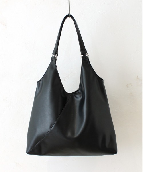 and it_（アンドイット）の「合皮VカットA4トート（トートバッグ・レディース・アイボリー/ブラック/グレイッシュベージュ/シルバー/ブロンズ/ボルドー/ブラウン・FREE）」の9枚目の写真