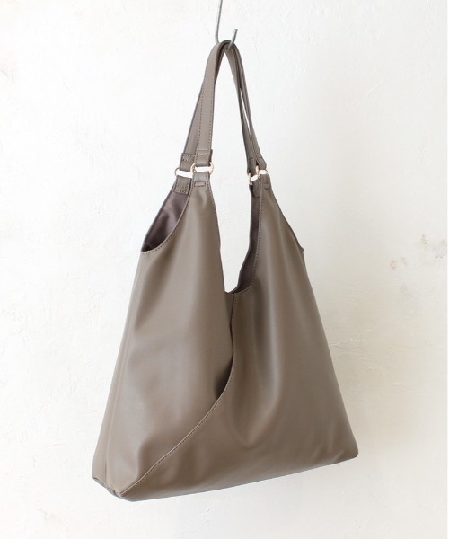 and it_（アンドイット）の「合皮VカットA4トート（トートバッグ・レディース・アイボリー/ブラック/グレイッシュベージュ/シルバー/ブロンズ/ボルドー/ブラウン・FREE）」の11枚目の写真