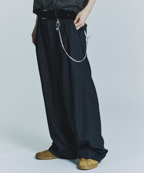 JOINT WORKS（ジョイントワークス）の「ワイドタック ストライプ トラウザーズ / Wide Tuck Stripe Trousers（その他パンツ・メンズ・ネイビー/チャコールグレー・MEDIUM/LARGE/SMALL）」の5枚目の写真