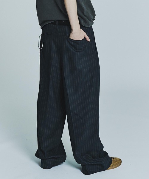 JOINT WORKS（ジョイントワークス）の「ワイドタック ストライプ トラウザーズ / Wide Tuck Stripe Trousers（その他パンツ・メンズ・ネイビー/チャコールグレー・MEDIUM/LARGE/SMALL）」の6枚目の写真