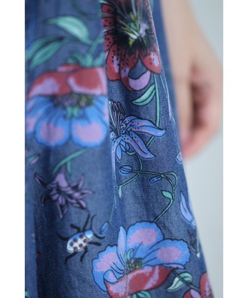 cawaii（カワイイ）の「色とりどりの花と息づく昆虫のくたっと柔らかワイドパンツ（その他パンツ・レディース・ブルー・FREE）」の2枚目の写真