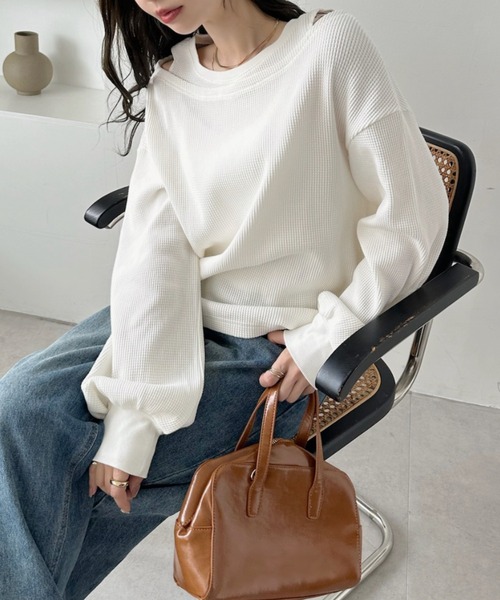 TREOVER(トレオーバー)の「ワッフル素材×程良い肌見せが好バランス♪ フェイクレイヤードデザイン ワッフルプルオーバー(Tシャツ/カットソー・レディース・杢グレー/オフホワイト/ダークブラウン/ブラック/ボルドー/ライトグレー・FREE)」の2枚目の写真