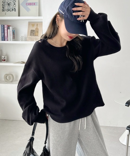 TREOVER(トレオーバー)の「ワッフル素材×程良い肌見せが好バランス♪ フェイクレイヤードデザイン ワッフルプルオーバー(Tシャツ/カットソー・レディース・杢グレー/オフホワイト/ダークブラウン/ブラック/ボルドー/ライトグレー・FREE)」の1枚目の写真