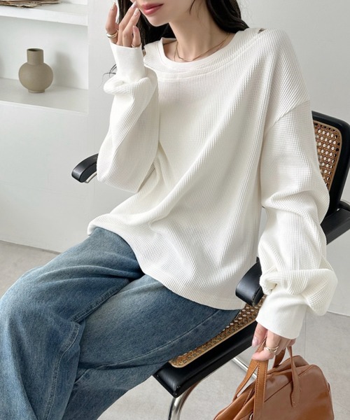 TREOVER(トレオーバー)の「ワッフル素材×程良い肌見せが好バランス♪ フェイクレイヤードデザイン ワッフルプルオーバー(Tシャツ/カットソー・レディース・杢グレー/オフホワイト/ダークブラウン/ブラック/ボルドー/ライトグレー・FREE)」の7枚目の写真