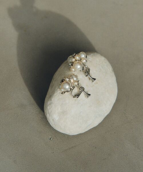 YECCA VECCA（イェッカヴェッカ）の「パールビジューイヤリング（イヤリング・レディース・シルバー/ゴールド・FREE）」の2枚目の写真