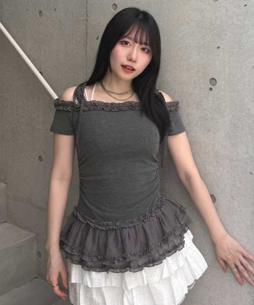 Lae(レイ)の「オフショルダーフリルトップス(Tシャツ/カットソー・レディース・ブラック/グレー・フリー)」の2枚目の写真