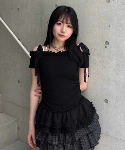 Lae(レイ)の「オフショルダーフリルトップス(Tシャツ/カットソー・レディース・ブラック/グレー・フリー)」の3枚目の写真
