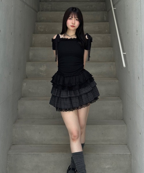 Lae(レイ)の「オフショルダーフリルトップス(Tシャツ/カットソー・レディース・ブラック/グレー・フリー)」の4枚目の写真