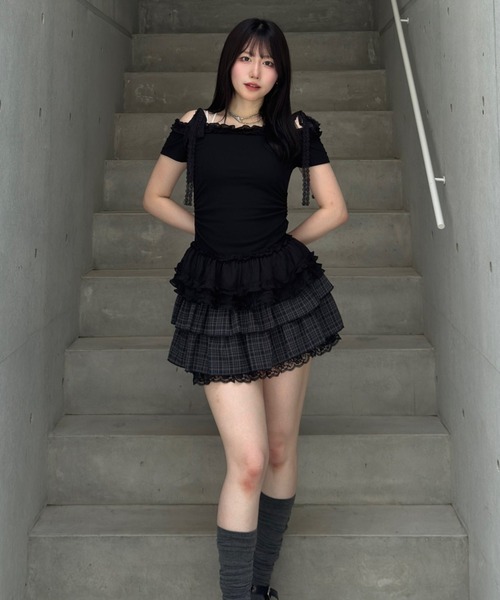 Lae(レイ)の「オフショルダーフリルトップス(Tシャツ/カットソー・レディース・ブラック/グレー・フリー)」の5枚目の写真