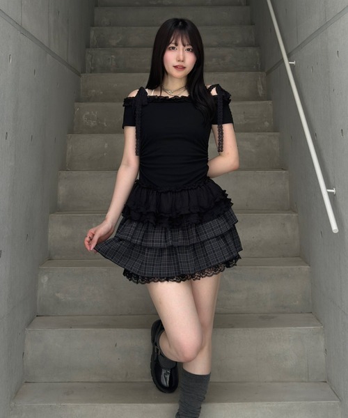 Lae(レイ)の「オフショルダーフリルトップス(Tシャツ/カットソー・レディース・ブラック/グレー・フリー)」の6枚目の写真