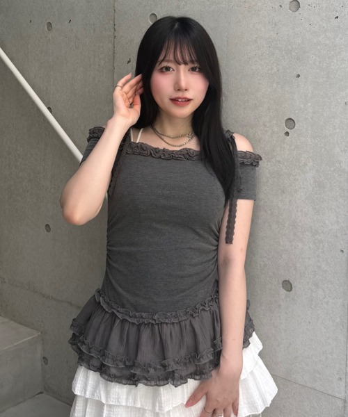 Lae(レイ)の「オフショルダーフリルトップス(Tシャツ/カットソー・レディース・ブラック/グレー・フリー)」の7枚目の写真