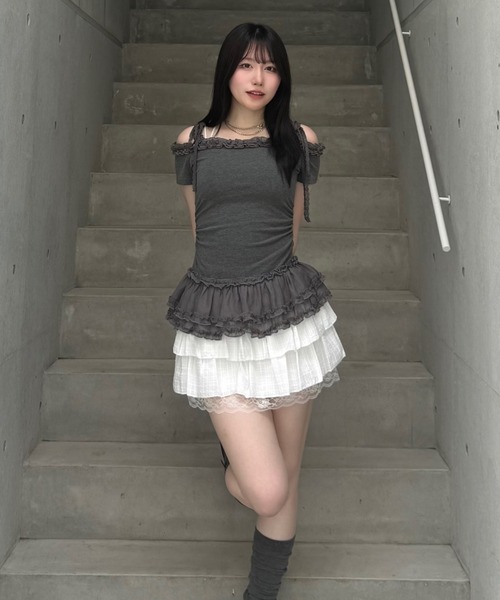 Lae(レイ)の「オフショルダーフリルトップス(Tシャツ/カットソー・レディース・ブラック/グレー・フリー)」の8枚目の写真