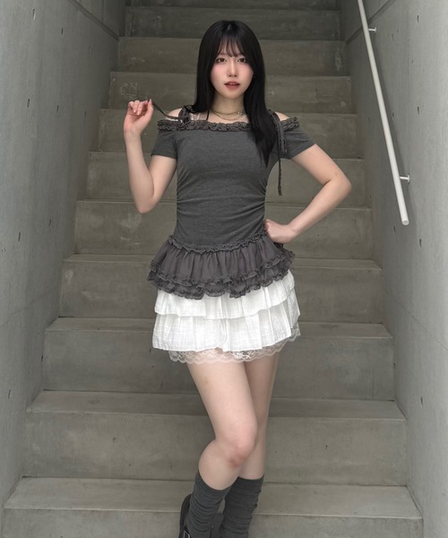 Lae(レイ)の「オフショルダーフリルトップス(Tシャツ/カットソー・レディース・ブラック/グレー・フリー)」の9枚目の写真