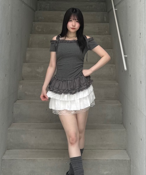 Lae(レイ)の「オフショルダーフリルトップス(Tシャツ/カットソー・レディース・ブラック/グレー・フリー)」の10枚目の写真