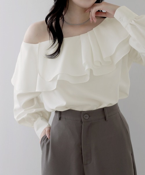 nouvellemoi(ヌーベルモイ)の「ワンショルダーフリルレイヤードブラウス(シャツ/ブラウス・レディース・グレイッシュベージュ/ブラック/ホワイト/チャコールグレー・M/S/L)」の1枚目の写真