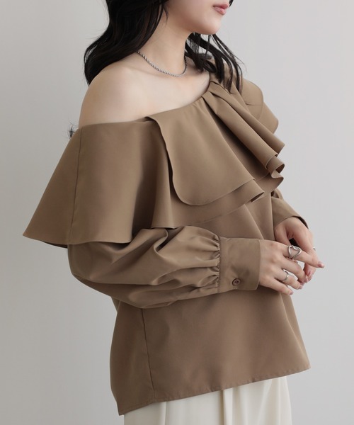nouvellemoi(ヌーベルモイ)の「ワンショルダーフリルレイヤードブラウス(シャツ/ブラウス・レディース・グレイッシュベージュ/ブラック/ホワイト/チャコールグレー・M/S/L)」の4枚目の写真