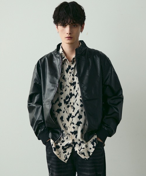 Shoowtime(ショウタイム)の「Stand Collar Synthetic Leather Blouson / スタンドカラーレザーブルゾン(ブルゾン・メンズ・ブラック・MEDIUM/LARGE/X-LARGE)」の2枚目の写真