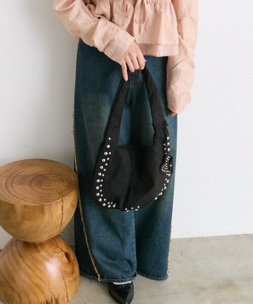 w closet（ダブルクローゼット）の「ハートチャーム付スエードBAG（トートバッグ・レディース・キャメル/ブラック/ブラウン・FREE）」の4枚目の写真