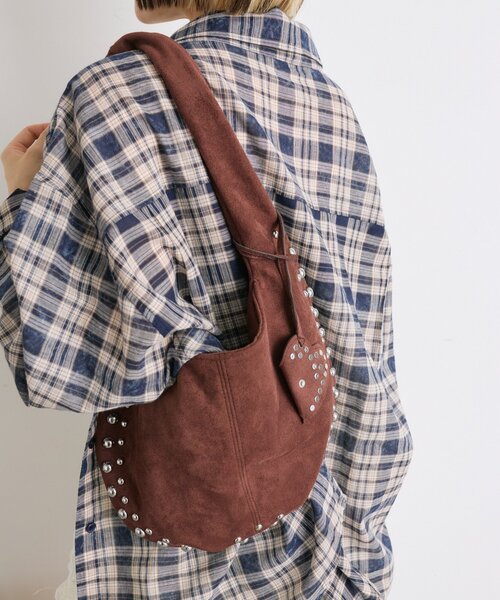 w closet（ダブルクローゼット）の「ハートチャーム付スエードBAG（トートバッグ・レディース・キャメル/ブラック/ブラウン・FREE）」の6枚目の写真