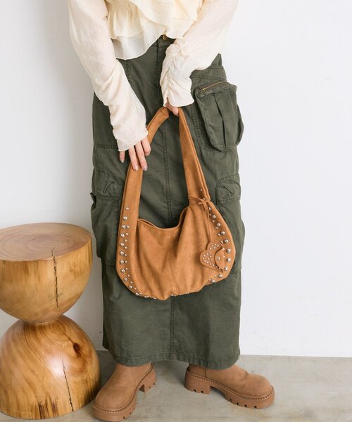 w closet（ダブルクローゼット）の「ハートチャーム付スエードBAG（トートバッグ・レディース・キャメル/ブラック/ブラウン・FREE）」の9枚目の写真