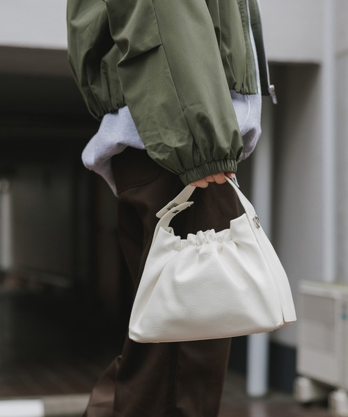 AO2（アオズ）の「Drawstring-Style Faux Leather 3-Way Shoulder Bag