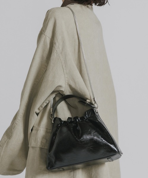 AO2（アオズ）の「Drawstring-Style Faux Leather 3-Way Shoulder Bag