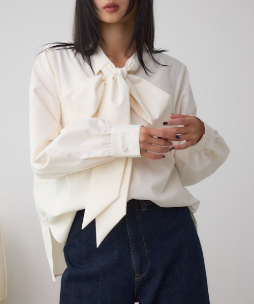 AZUL by moussy（アズールバイマウジー）の「ボウタイリボンブラウス（シャツ/ブラウス・レディース・ブラウン系その他/アイボリー/チャコールグレー・FREE）」の2枚目の写真