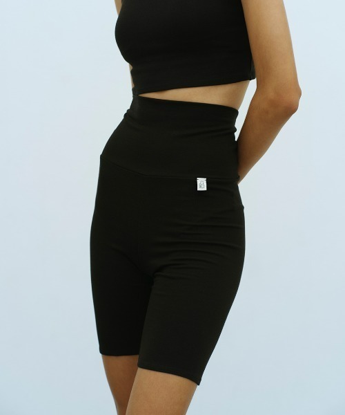 MIZUNO(ミズノ )の「Mizuno×Ameri HIGH WAIST HALF LEGGINGS(レギンス/スパッツ・レディース・ブラウン/ブラック/クリーム・SMALL/MEDIUM/LARGE)」の2枚目の写真