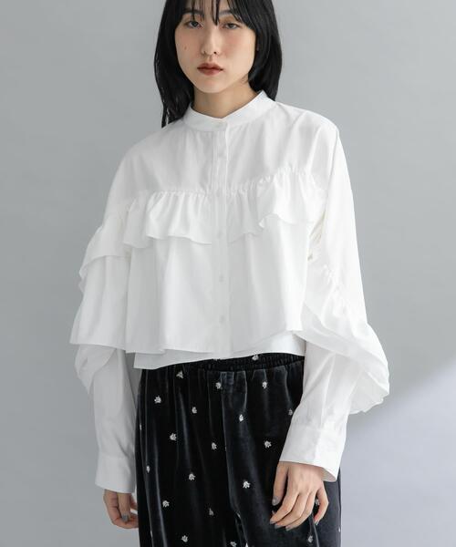 KBF（ケイビーエフ）の「『WEB限定』ラッフルデザインブラウス（シャツ/ブラウス・レディース・オフホワイト/ブラック/カーキ・ONE）」の2枚目の写真