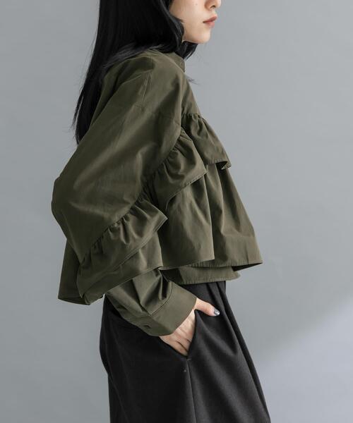 KBF（ケイビーエフ）の「『WEB限定』ラッフルデザインブラウス（シャツ/ブラウス・レディース・オフホワイト/ブラック/カーキ・ONE）」の13枚目の写真