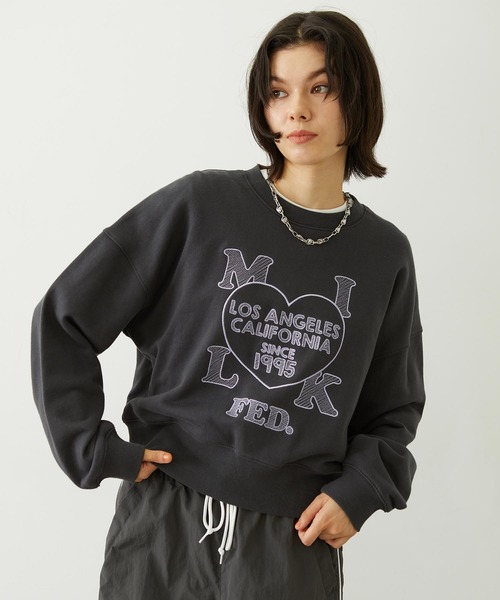 MILKFED.（ミルクフェド）の「STITCHED HEART LOGO SHORT CREW SWEAT（スウェット・レディース・オフホワイト/チャコール/ピンク・S/M）」の2枚目の写真
