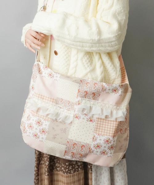 SPINNS(スピンズ)の「持つだけで即“ネオ森ガール”☆ふわ甘パッチワークショルダーバッグ(ショルダーバッグ・レディース・ブルー/ピンク・ONESIZE)」の1枚目の写真