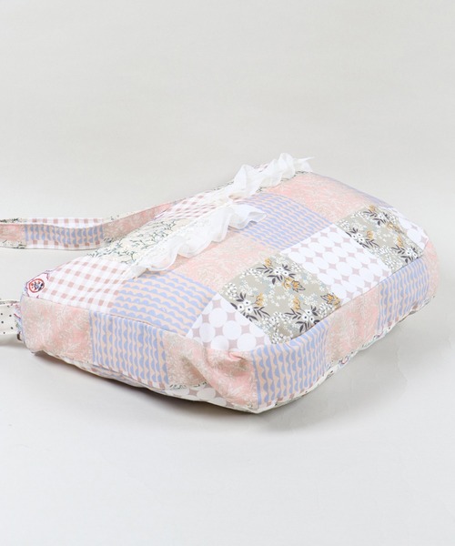 SPINNS(スピンズ)の「持つだけで即“ネオ森ガール”☆ふわ甘パッチワークショルダーバッグ(ショルダーバッグ・レディース・ブルー/ピンク・ONESIZE)」の5枚目の写真