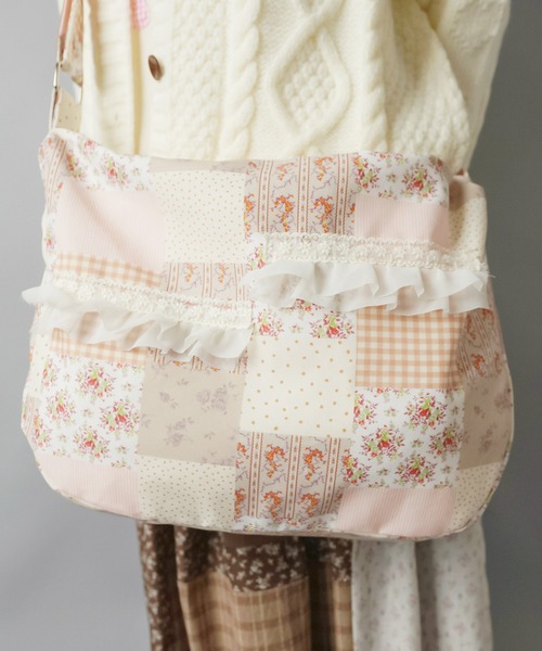 SPINNS(スピンズ)の「持つだけで即“ネオ森ガール”☆ふわ甘パッチワークショルダーバッグ(ショルダーバッグ・レディース・ブルー/ピンク・ONESIZE)」の9枚目の写真