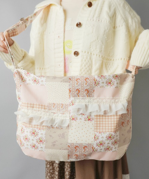 SPINNS(スピンズ)の「持つだけで即“ネオ森ガール”☆ふわ甘パッチワークショルダーバッグ(ショルダーバッグ・レディース・ブルー/ピンク・ONESIZE)」の8枚目の写真