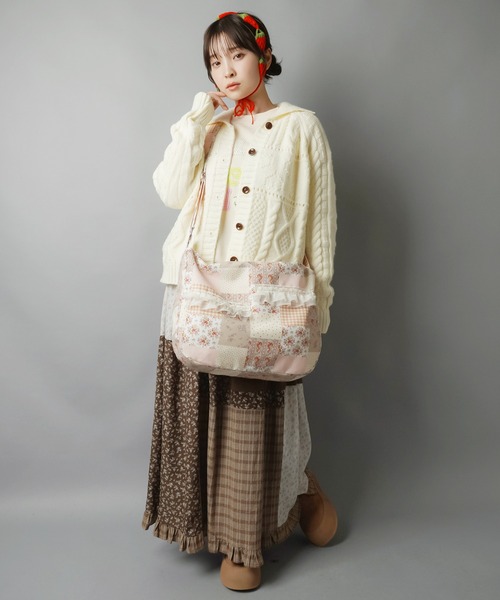 SPINNS(スピンズ)の「持つだけで即“ネオ森ガール”☆ふわ甘パッチワークショルダーバッグ(ショルダーバッグ・レディース・ブルー/ピンク・ONESIZE)」の12枚目の写真