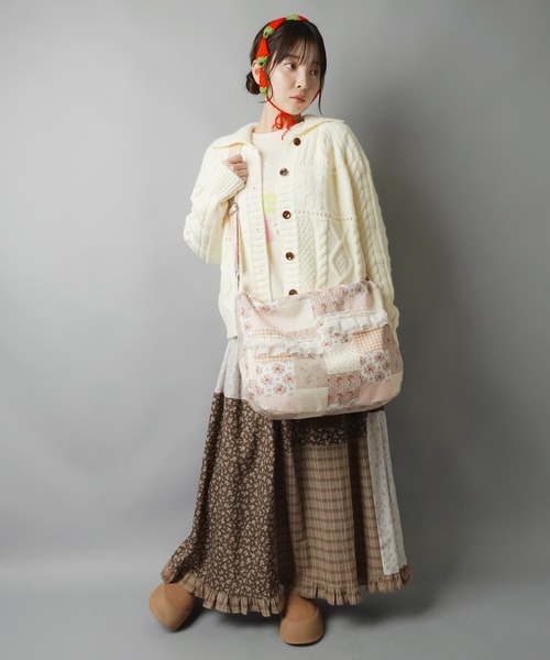 SPINNS(スピンズ)の「持つだけで即“ネオ森ガール”☆ふわ甘パッチワークショルダーバッグ(ショルダーバッグ・レディース・ブルー/ピンク・ONESIZE)」の13枚目の写真