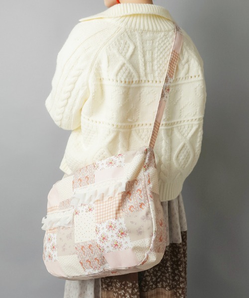 SPINNS(スピンズ)の「持つだけで即“ネオ森ガール”☆ふわ甘パッチワークショルダーバッグ(ショルダーバッグ・レディース・ブルー/ピンク・ONESIZE)」の7枚目の写真