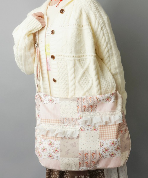 SPINNS(スピンズ)の「持つだけで即“ネオ森ガール”☆ふわ甘パッチワークショルダーバッグ(ショルダーバッグ・レディース・ブルー/ピンク・ONESIZE)」の6枚目の写真