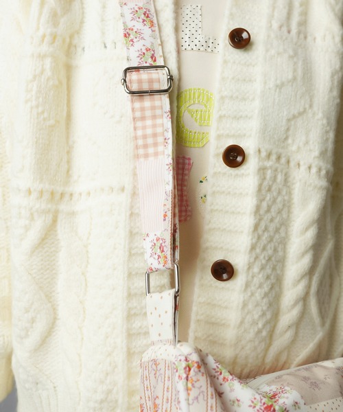 SPINNS(スピンズ)の「持つだけで即“ネオ森ガール”☆ふわ甘パッチワークショルダーバッグ(ショルダーバッグ・レディース・ブルー/ピンク・ONESIZE)」の11枚目の写真