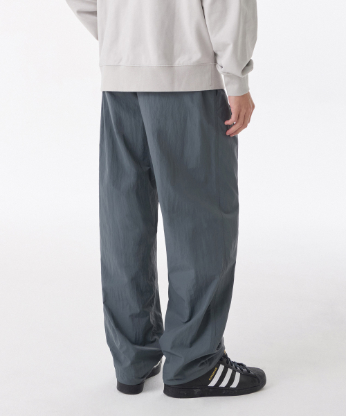MUSINSA STANDARD（ムシンサスタンダード）の「ナイロンワンタックワイドストリングパンツ[ブルーグレー]（その他パンツ・メンズ・その他・40/38/42/36/34/32/30/26/28）」の2枚目の写真