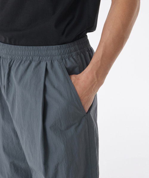 MUSINSA STANDARD（ムシンサスタンダード）の「ナイロンワンタックワイドストリングパンツ[ブルーグレー]（その他パンツ・メンズ・その他・40/38/42/36/34/32/30/26/28）」の4枚目の写真