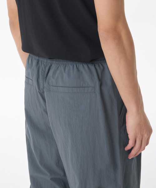 MUSINSA STANDARD（ムシンサスタンダード）の「ナイロンワンタックワイドストリングパンツ[ブルーグレー]（その他パンツ・メンズ・その他・40/38/42/36/34/32/30/26/28）」の5枚目の写真